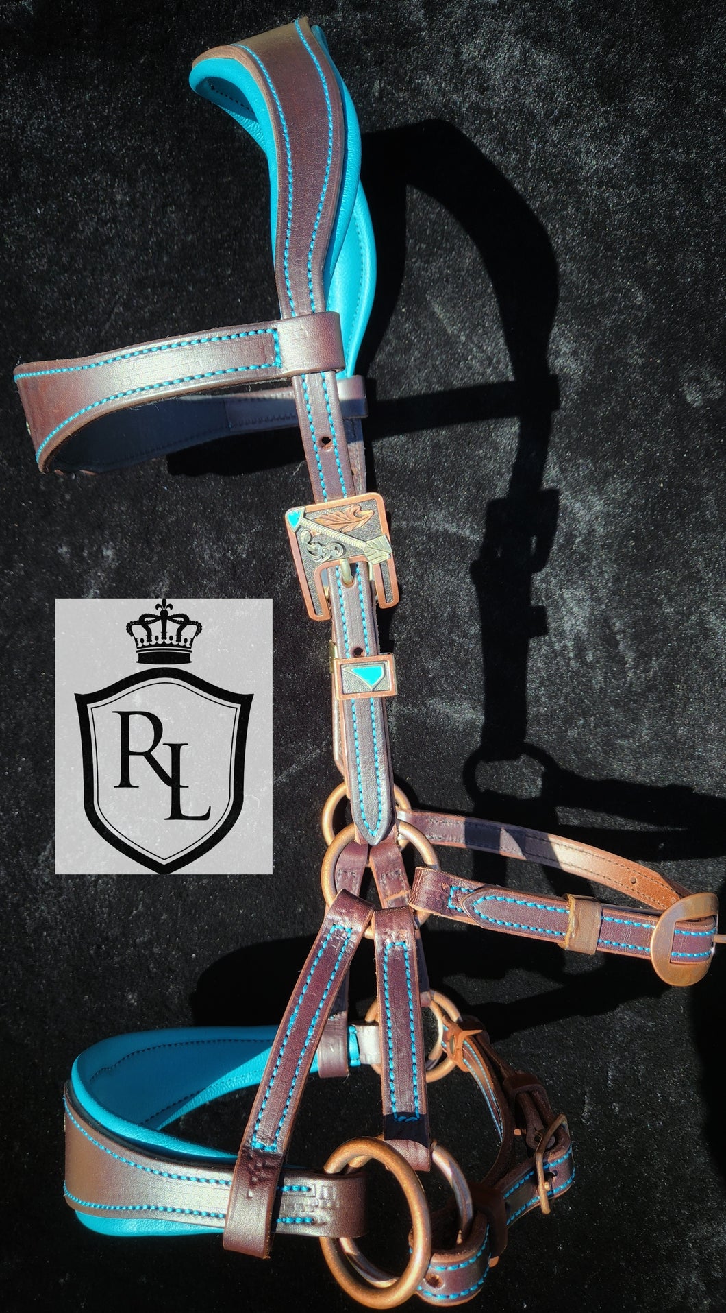 Mounted archery 🏹 padded sidepull Available! 🤎🩵🐎

Dark brown with turquoise padding and thread. Aged copper hardware with custom arrow buckles and conchos. 

Average horse size 
$395 USD

Only one available